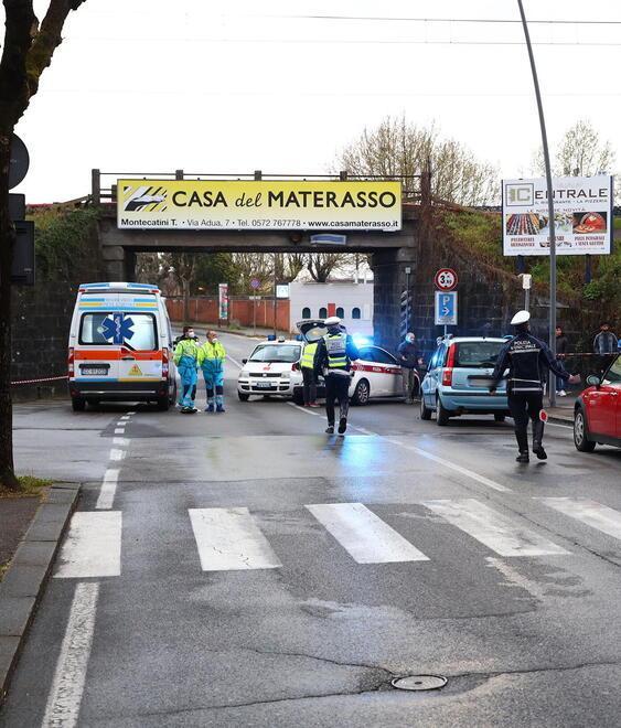 Morto travolto da un'auto: un dentista di passaggio ha tentato di rianimarlo