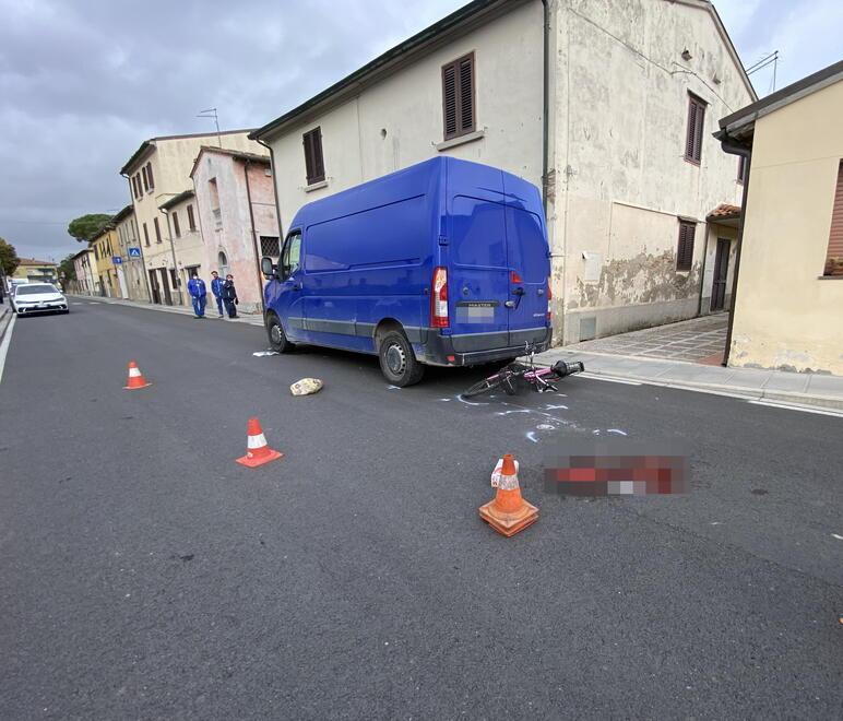 Il furgone e la bici dopo l’impatto mortale