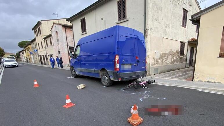 Il furgone e la bici dopo l’impatto mortale