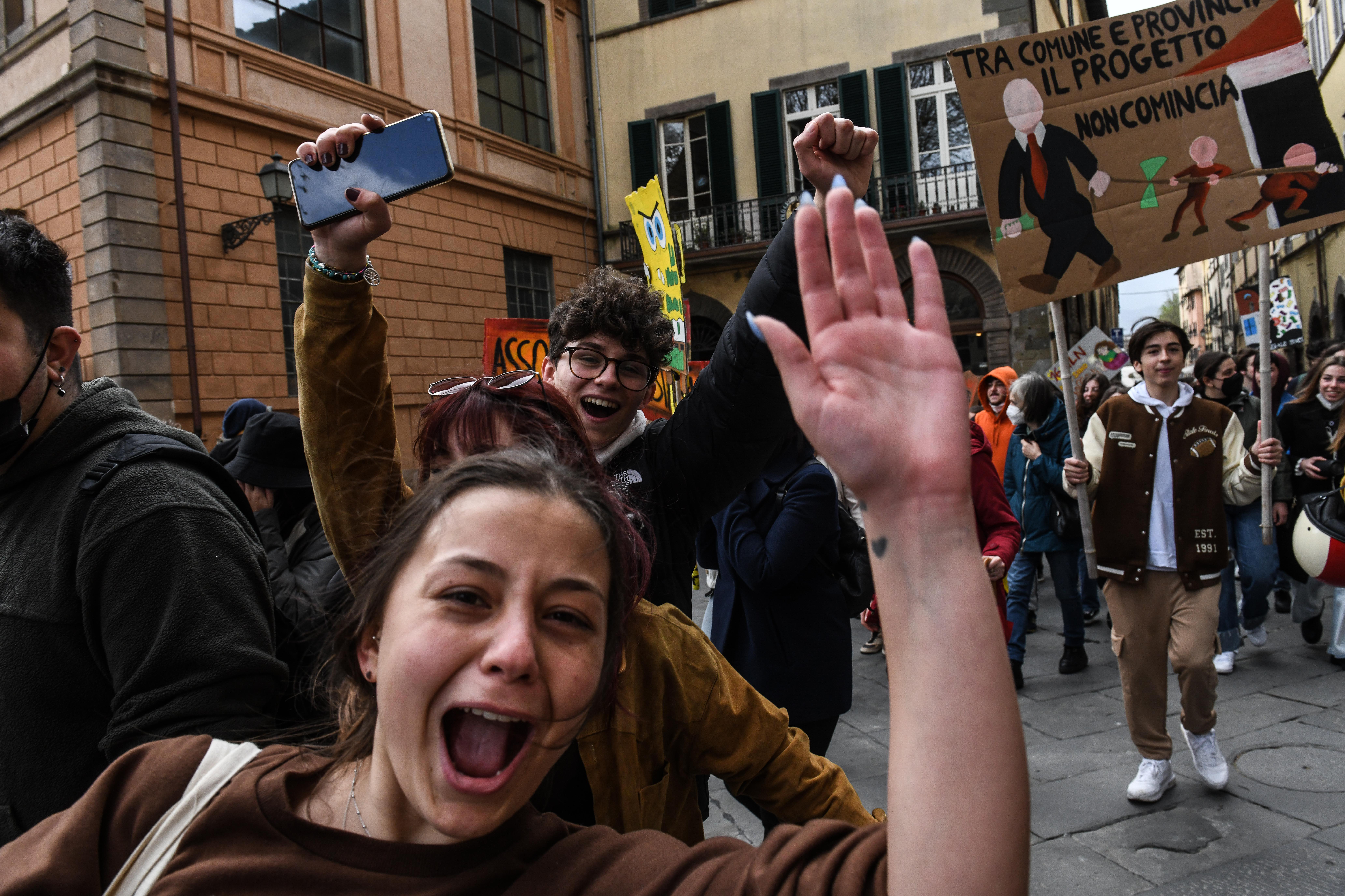 Da Pietrasanta alla Provincia, la marcia dei 300 studenti dello Stagi: «Lavori, basta promesse» 