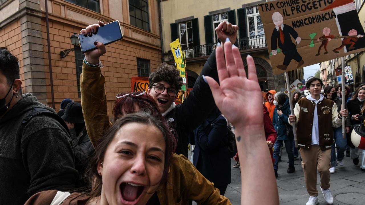Da Pietrasanta alla Provincia, la marcia dei 300 studenti dello Stagi: «Lavori, basta promesse»