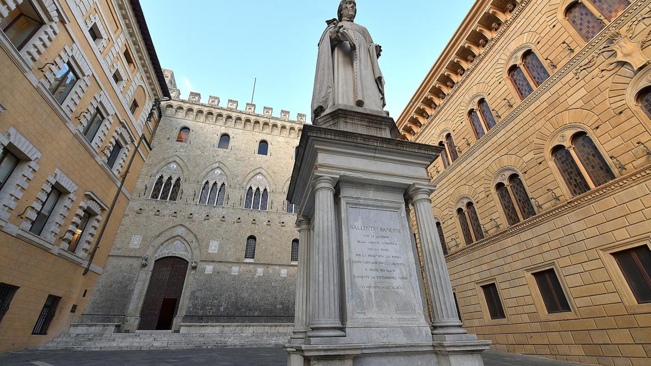 Piazza Salimbeni, a Siena, con la sede storica del Monte dei Paschi (Foto: Aleandro Biagianti)