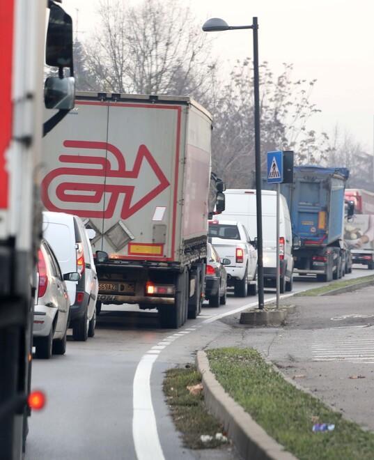 Code e disagi sulla via Emilia a Rubiera da due giorni per le potature 