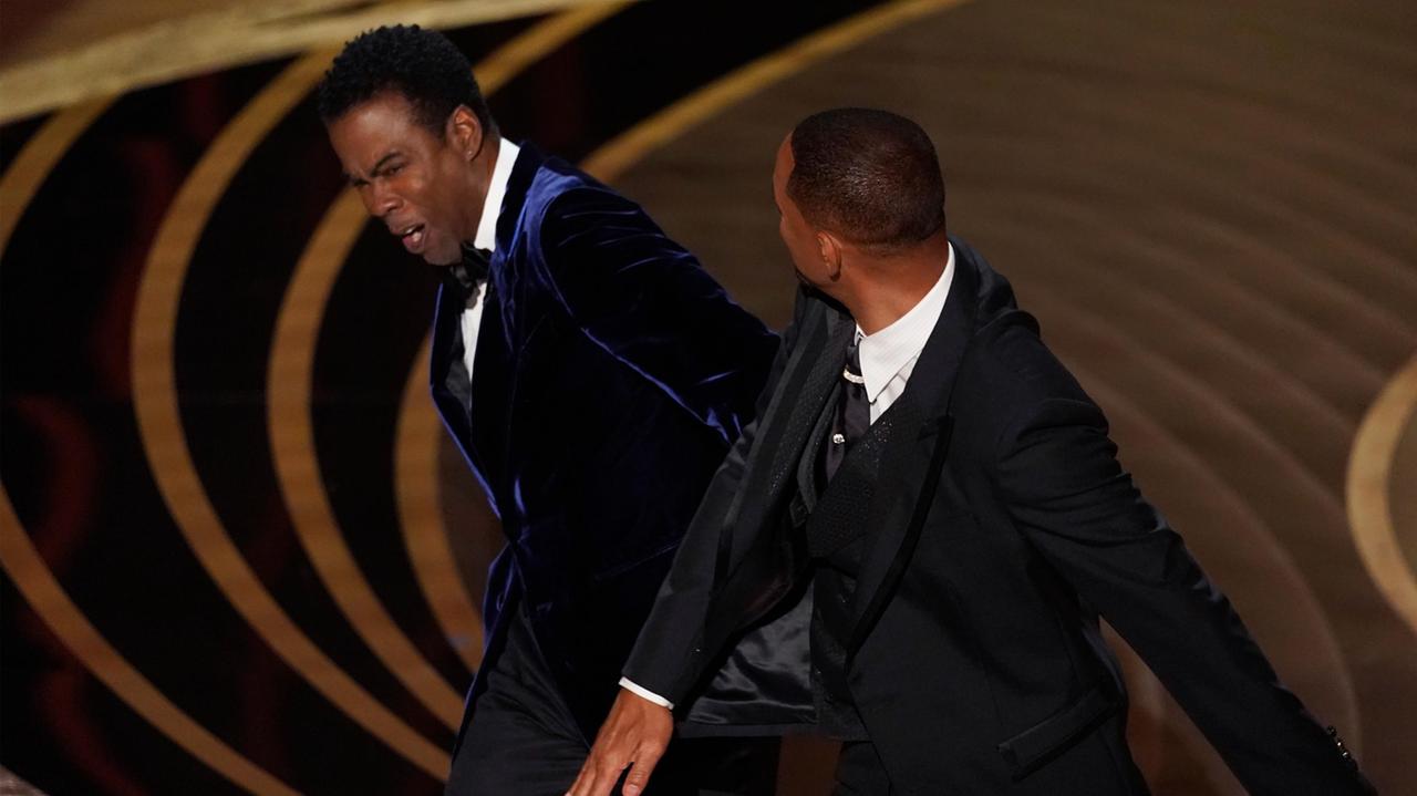 Lo schiaffo di Will Smith durante la cerimonia di consegna degli Oscar: l'attore è stato bandito per 10 anni (Foto Apn)