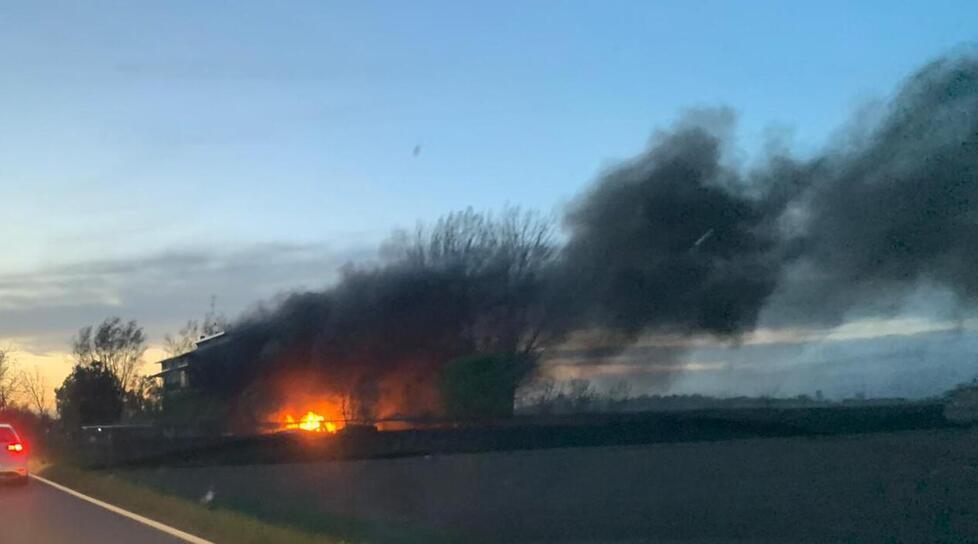 Cavezzo. Sottotetto a fuoco in un ricovero attrezzi Paura tra i residenti 
