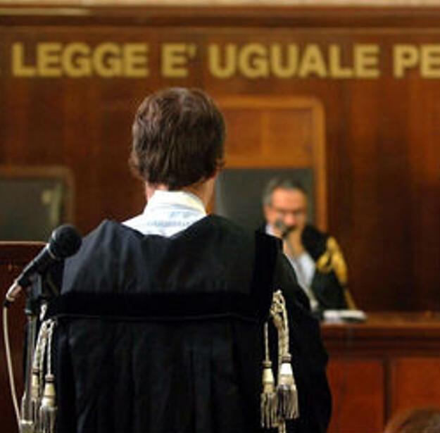 Modena. Prende in mano un cric e minaccia la sua ex rapinandole il cellulare 