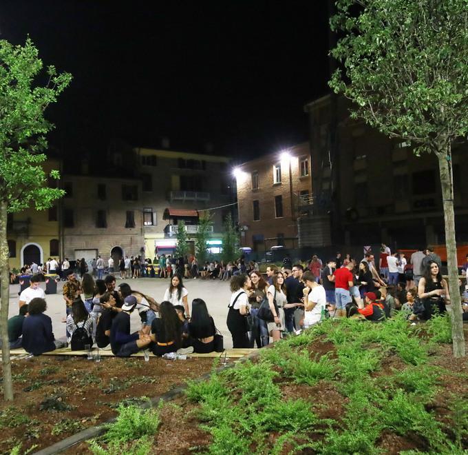 Movida a Ferrara: dall’1 di notte si beve solo ai tavoli 
