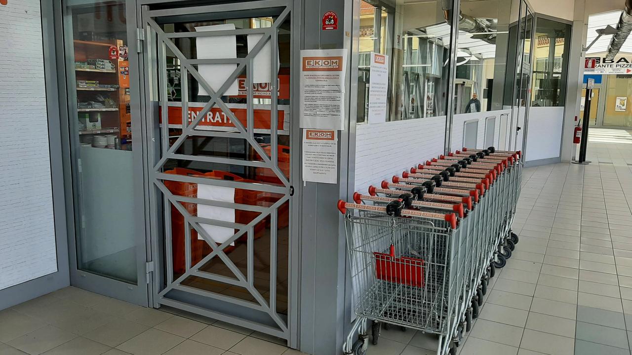 porta d’ingresso chiusa e cartello di ringraziamento ai clienti