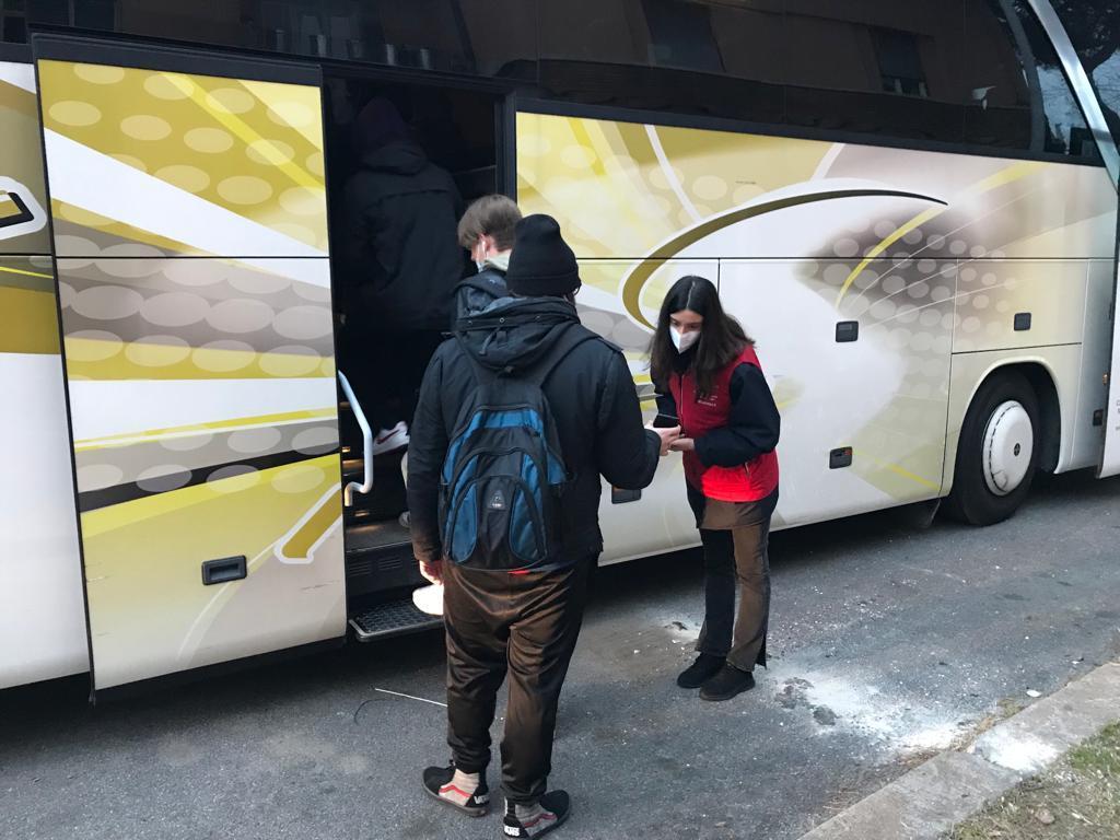 Con i pendolari sui treno-bus tra Viareggio e Lucca. «Sorpresi: il servizio funziona» 