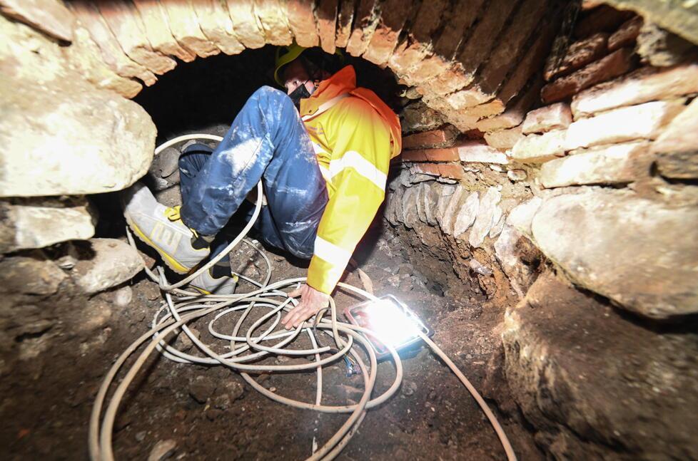 l’inizio dell’ispezione della stanza segreta rinvenuta nella Rocca Ariostesca