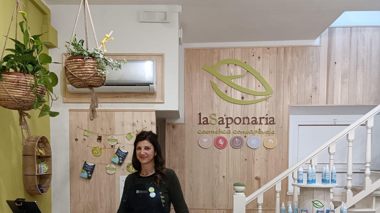 l’ex pallavolista all’interno del negozio