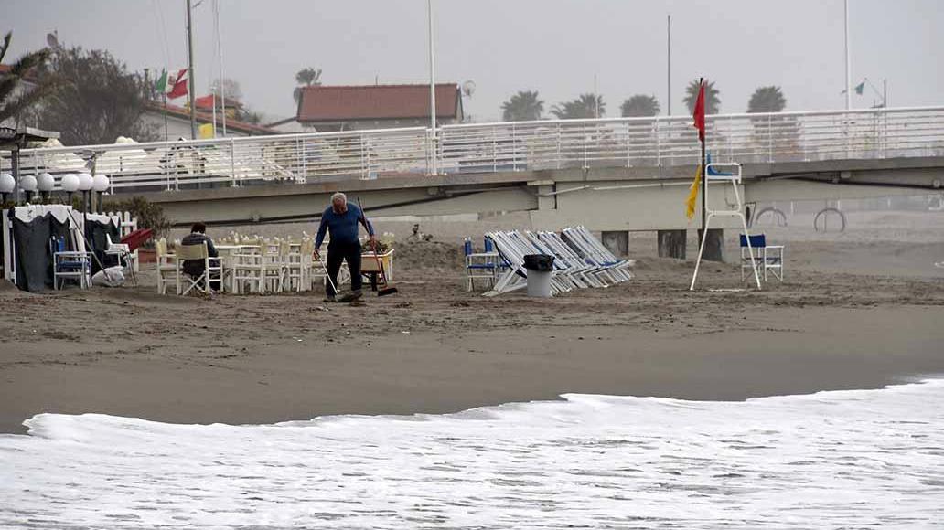 La spiaggia di Marina di Massa con la mareggiata
