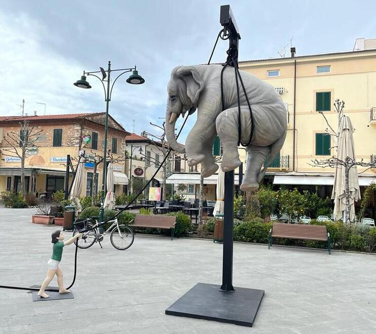 Elefanti e rinoceronti, lo zoo di Bombardieri invade il centro di Forte dei Marmi: ecco la mostra evento 