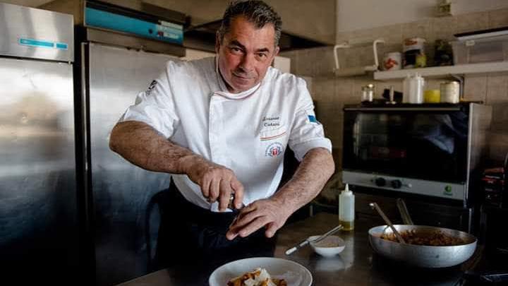 Antonio Catani nella cucina del suo locale