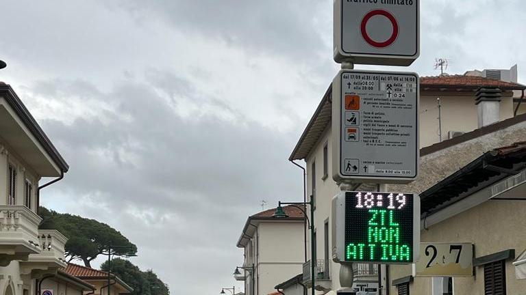 Si accendono le telecamere della Ztl nel centro di Forte dei Marmi. E scattano le multe