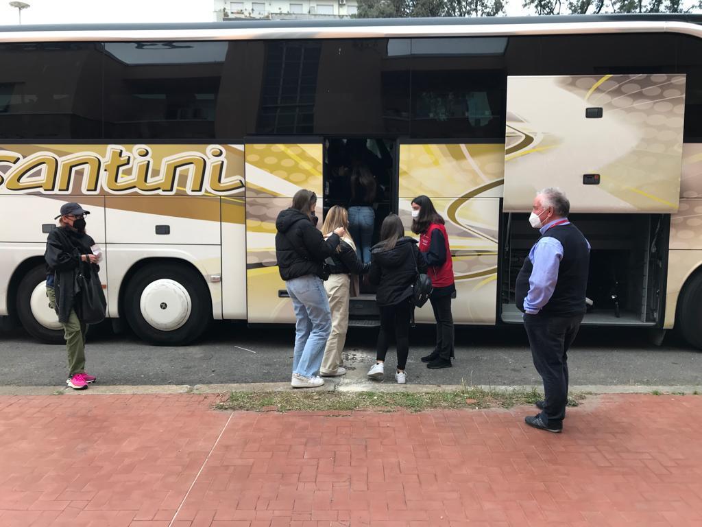 Con i pendolari sul treno-bus tra Viareggio e Lucca: «Strano, il servizio funziona» - Il reportage 