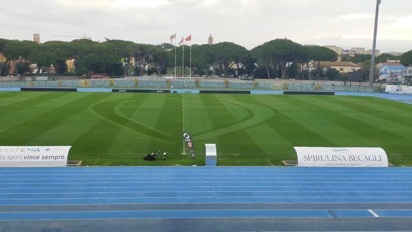 Il cuore "disegnato" con il tagliaerba dall'Atletica Grosseto sul campo dello Zecchini