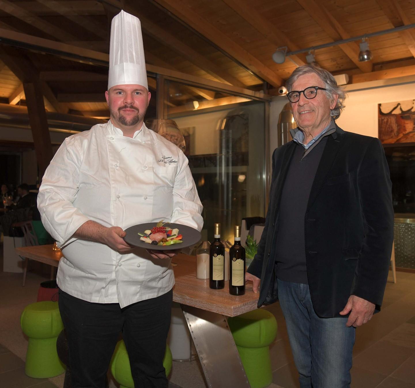 Lo chef Lorenzo De Vivo Martini presenta un suo piatto insieme a Tino Demuro, patron delle Vigne Surrau