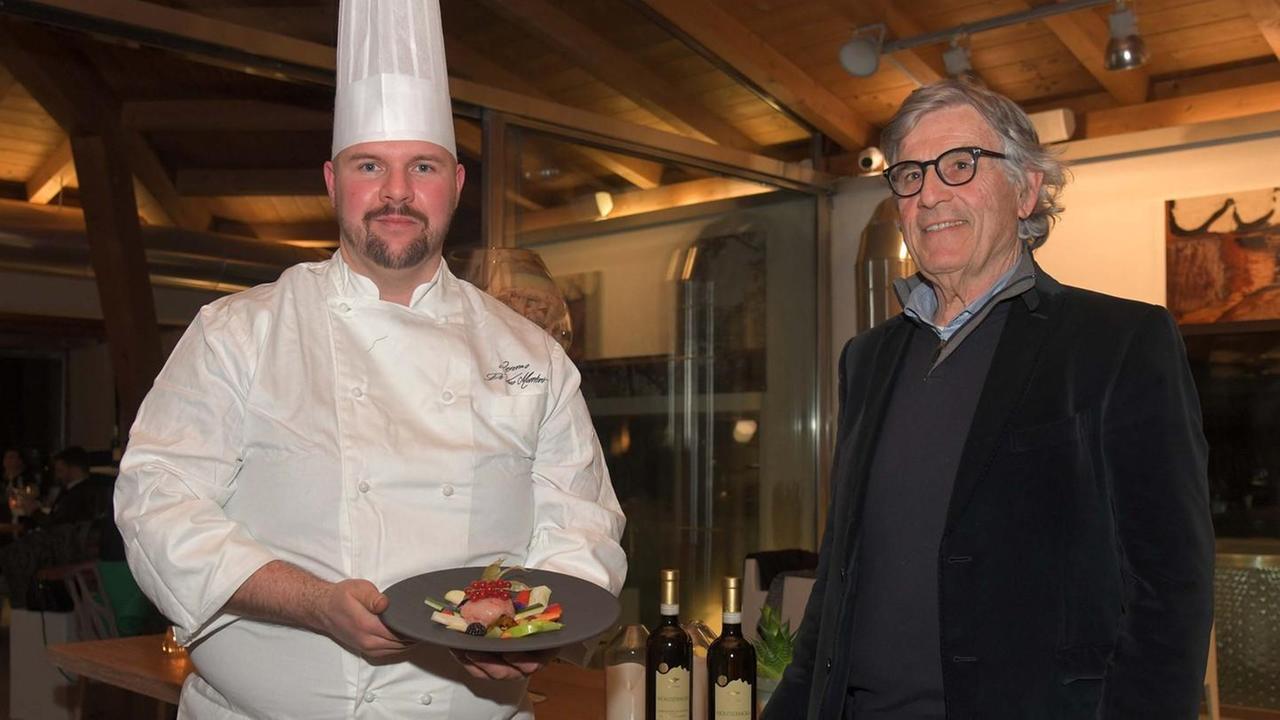 Lo chef Lorenzo De Vivo Martini presenta un suo piatto insieme a Tino Demuro, patron delle Vigne Surrau
