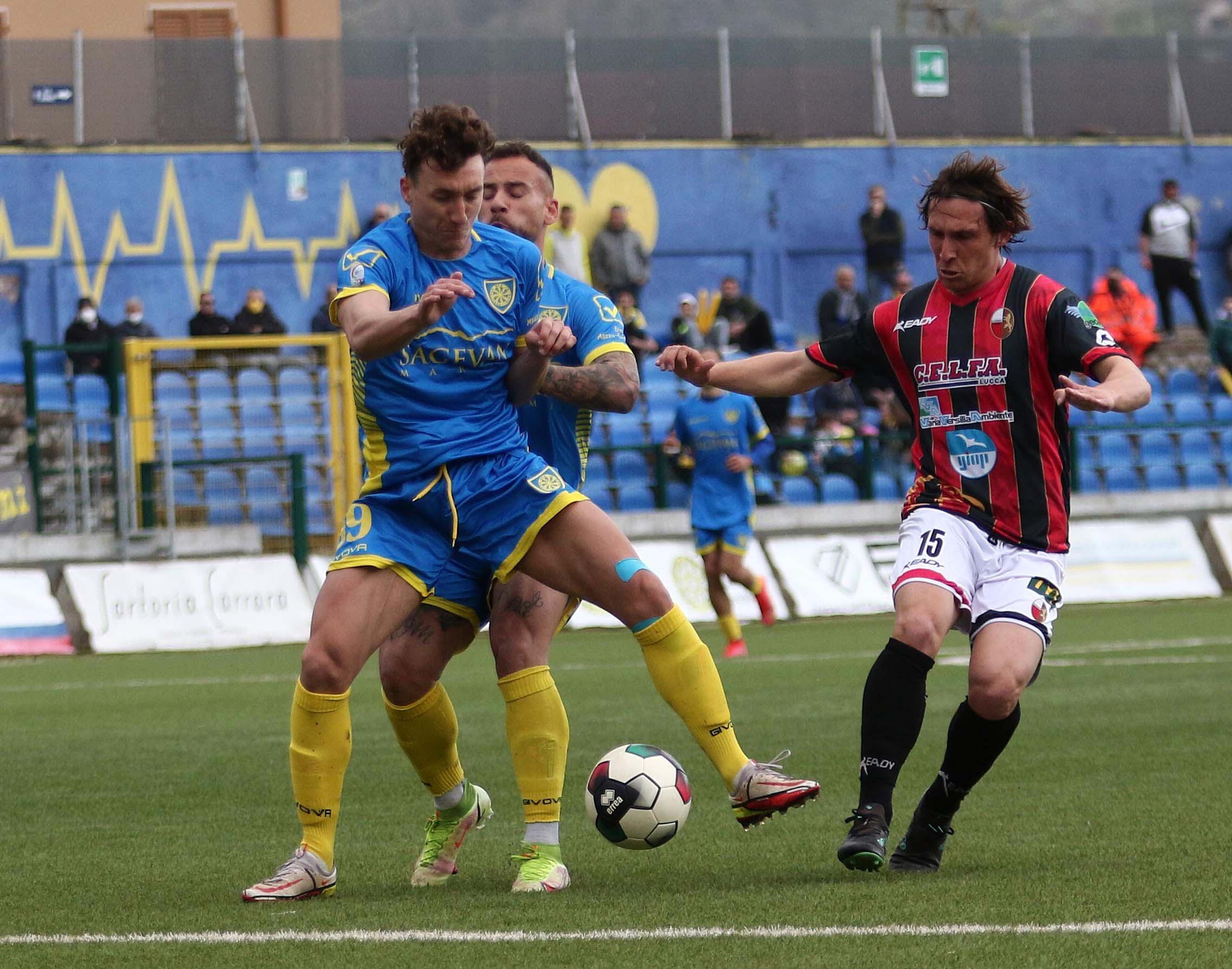 Carrarese, operazione sorpasso riuscita: il derby playoff si colora di giallo azzurro