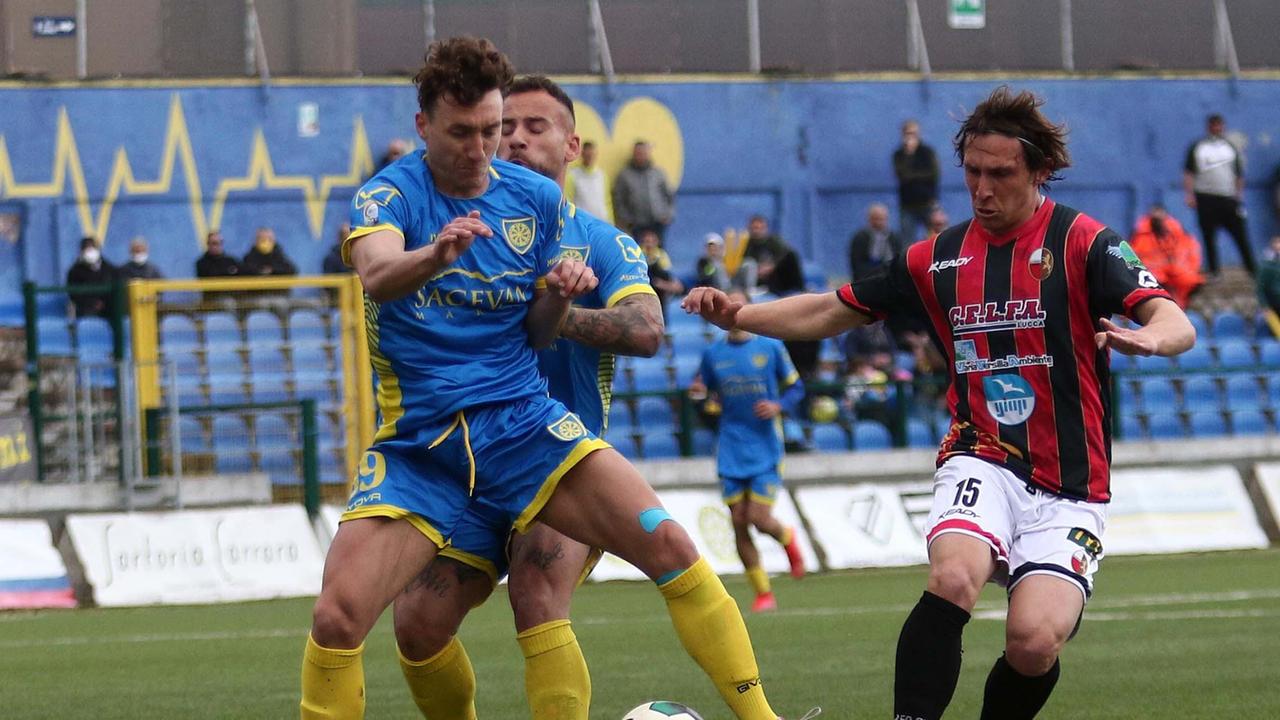 Carrarese, operazione sorpasso riuscita: il derby playoff si colora di giallo azzurro