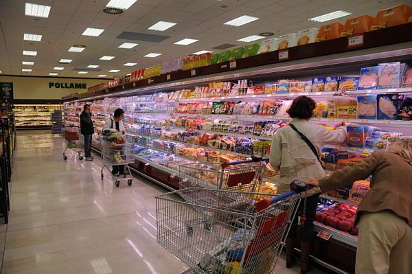 “Caro spesa”, aumenti del 7 per cento: i supermercati provano a ridurre i prezzi 