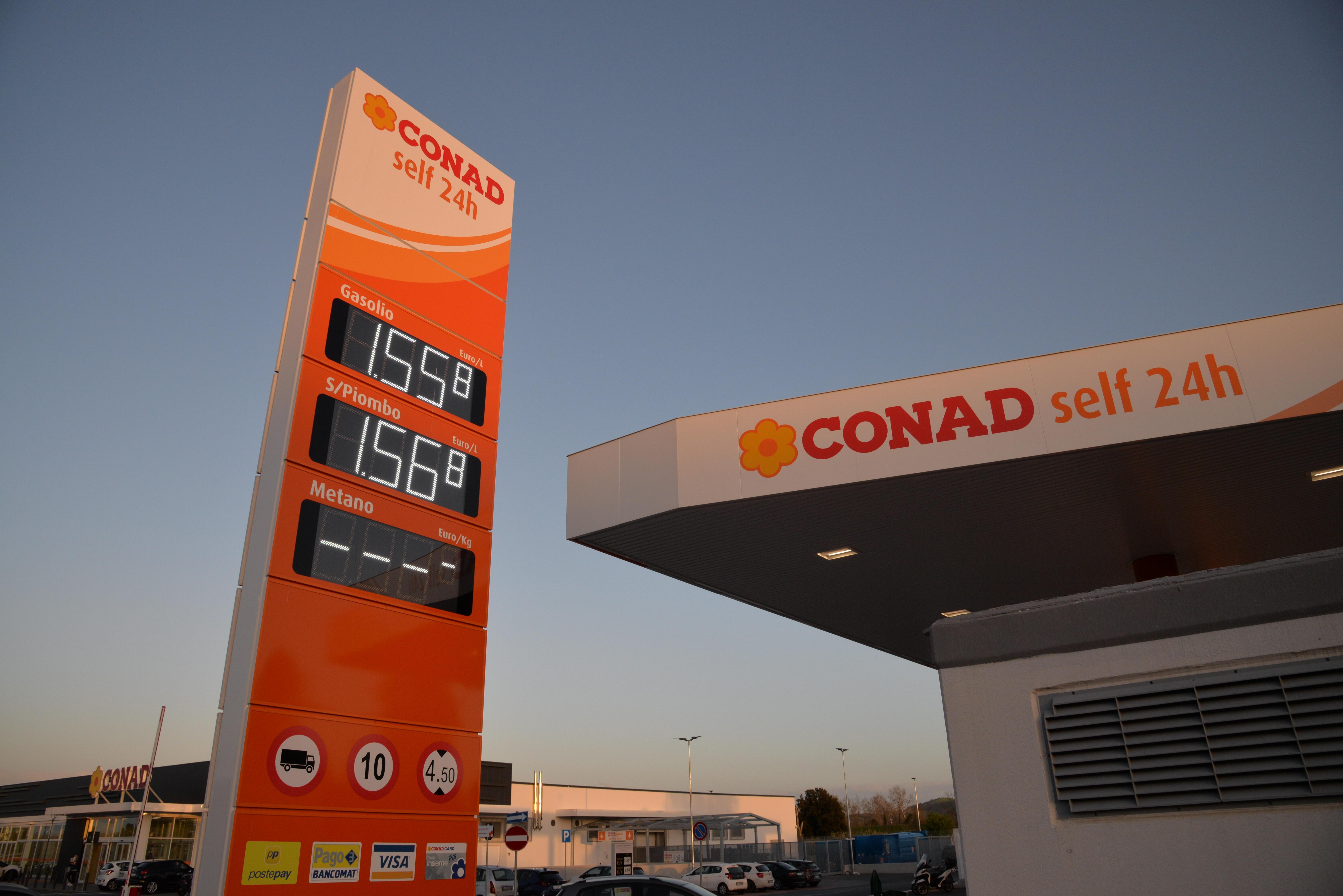 I prezzi di diesel e benzina in uno dei distributori Conad a Grosseto nella serata di sabato 9 aprile (foto Agenzia Bf)
