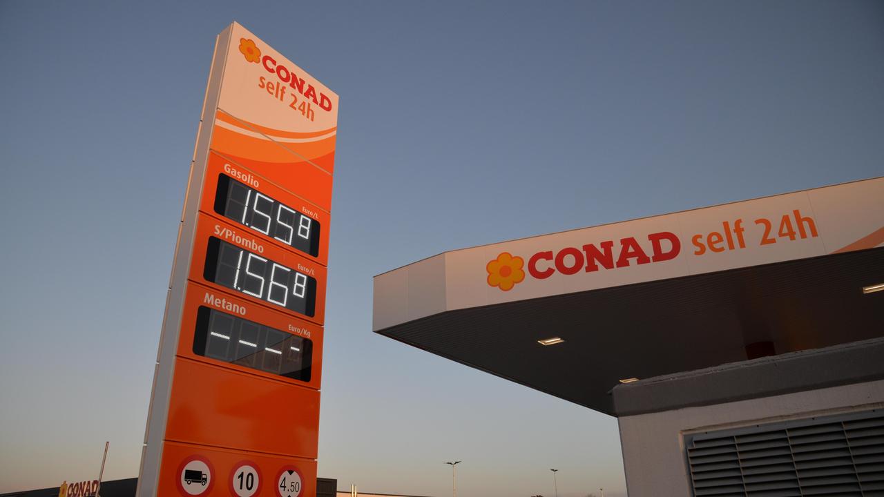 I prezzi di diesel e benzina in uno dei distributori Conad a Grosseto nella serata di sabato 9 aprile (foto Agenzia Bf)