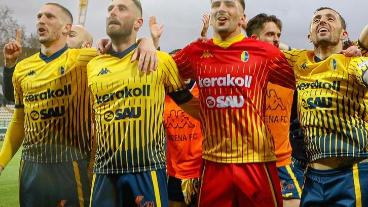 Modena vince con un gol che è già nella storia del portiere Gagno: «Emozione unica, non avevo capito di aver segnato» -RIVEDI IL GOL