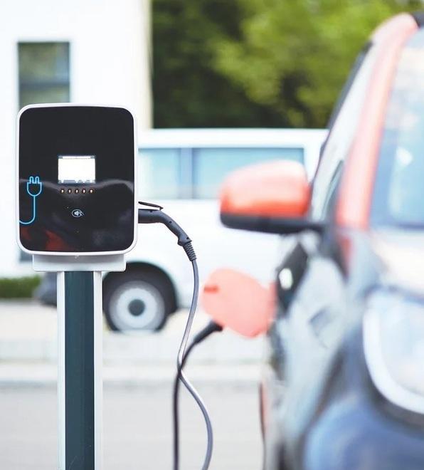 L’obiettivo: 400 colonnine Modena prova con l’elettrico 