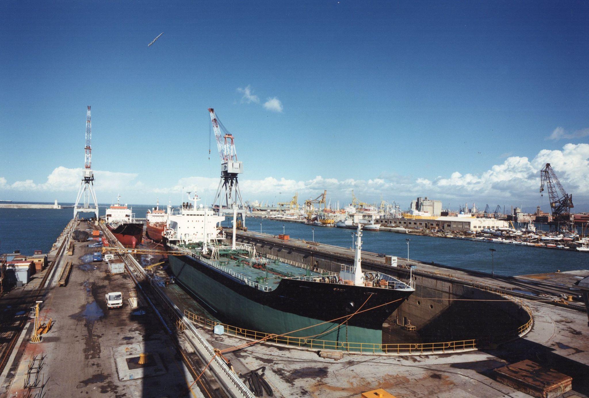 È il 1990, all’interno del Bacino Grande, nel cantiere Orlando, sono in riparazione tre navi