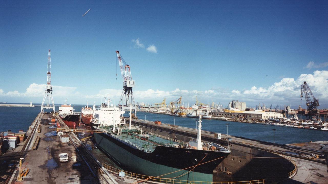 È il 1990, all’interno del Bacino Grande, nel cantiere Orlando, sono in riparazione tre navi
