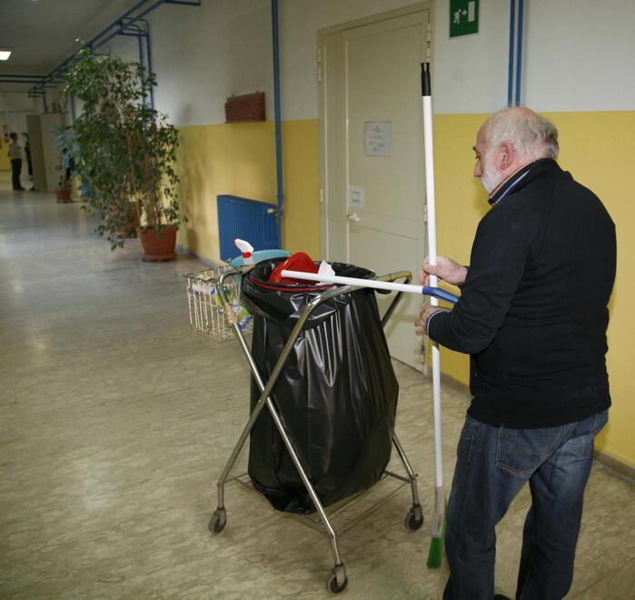 Un bidello al lavoro in una scuola (FOTO D’ARCHIVIO)