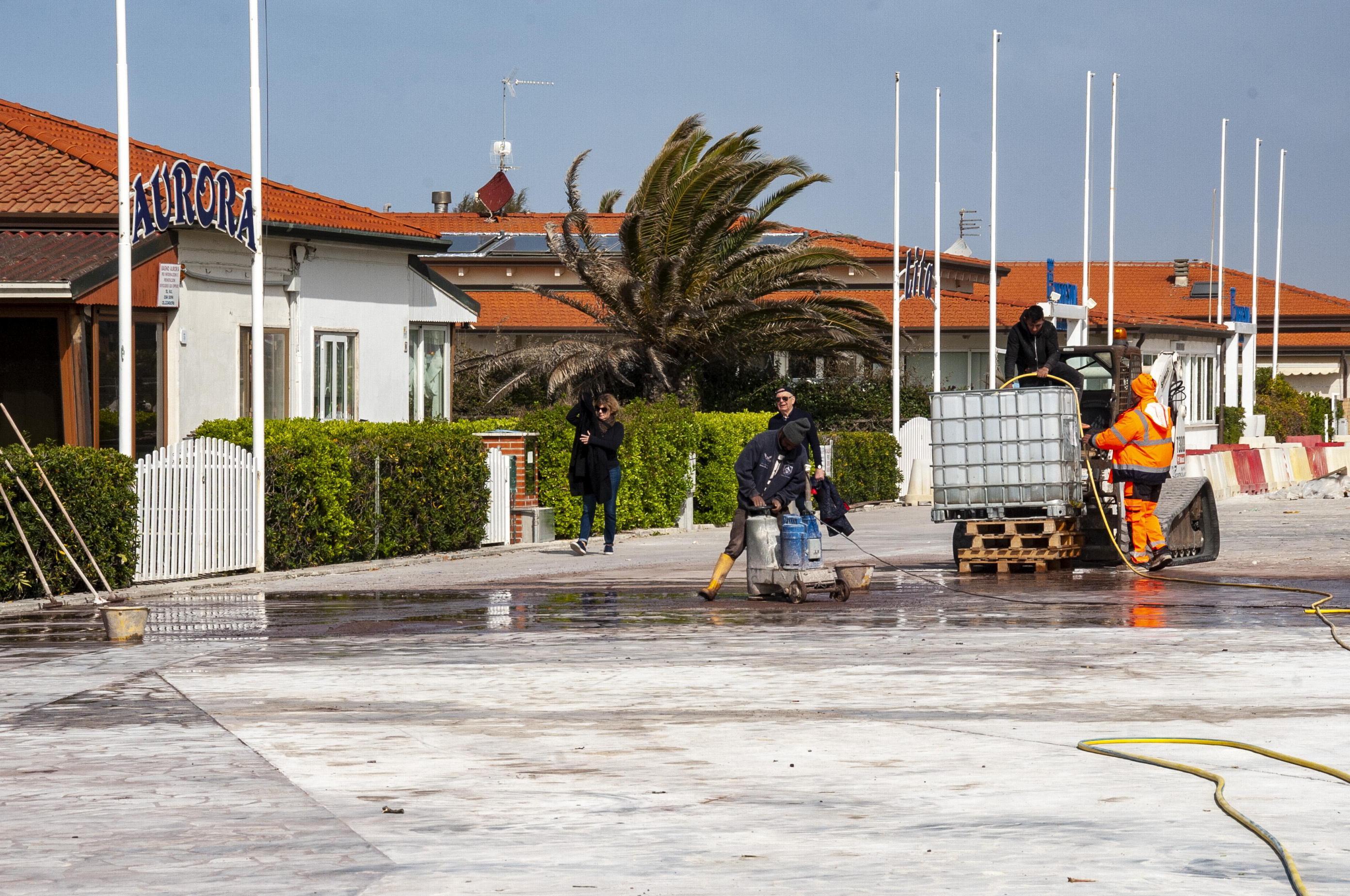 Terrazza della Repubblica a Viareggio, il restyling piace a tutti. Ma c’è il nodo merci ai bagni: «Fornitori penalizzati» 