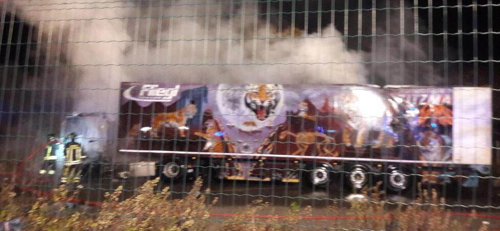 Il Tir diretto in Olanda dato alle fiamme in viale XVI Aprile l’11 novembre 2017 a Prato