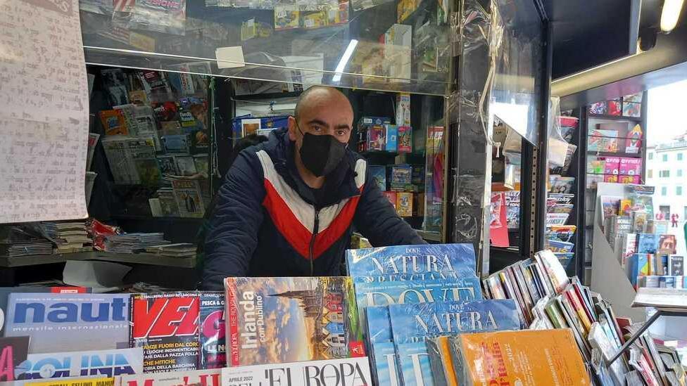 Tiziano Massara all’interno della sua edicola