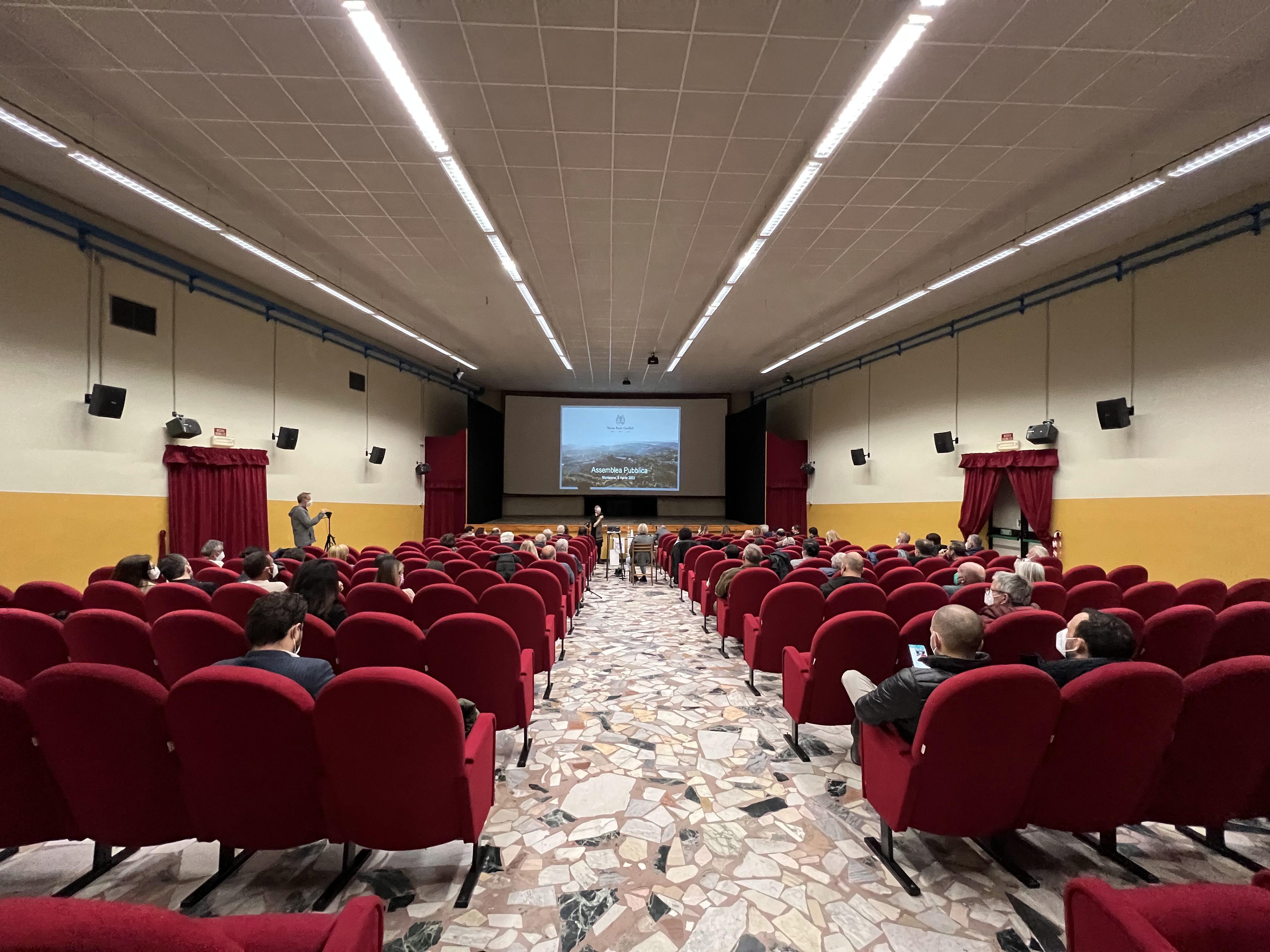 La sala del teatro di Montaione durante l’incontro di venerdì sera con la nuova proprietà di Castelfalfi