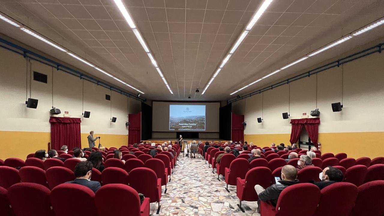 La sala del teatro di Montaione durante l’incontro di venerdì sera con la nuova proprietà di Castelfalfi
