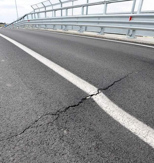 La crepa nella carreggiata del ponte delle Terre Rosse (FOTO PAOLO BARLETTANI)