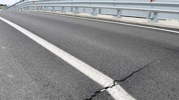 La crepa nella carreggiata del ponte delle Terre Rosse (FOTO PAOLO BARLETTANI)
