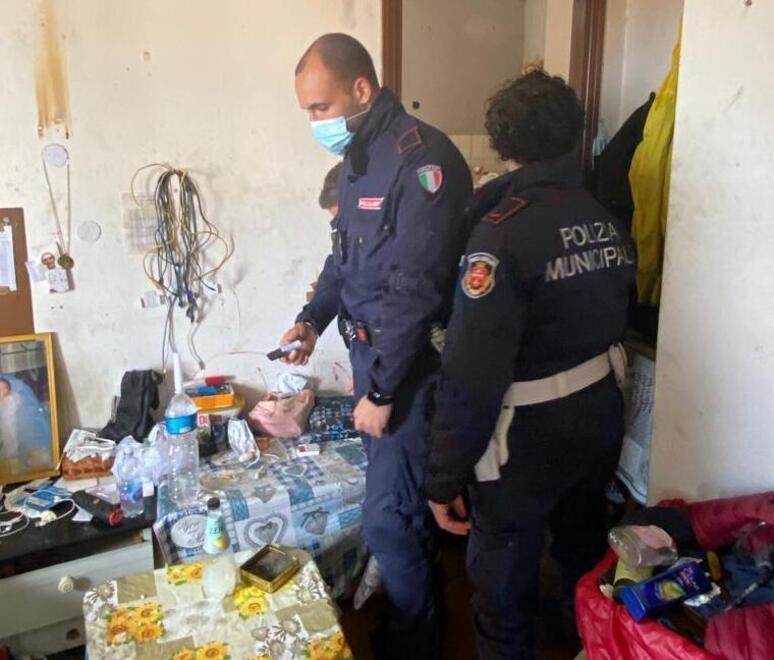 Sul posto dopo l’effrazione e gli agenti della Municipale nell’alloggio sgomberata