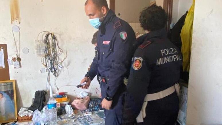 Sul posto dopo l’effrazione e gli agenti della Municipale nell’alloggio sgomberata