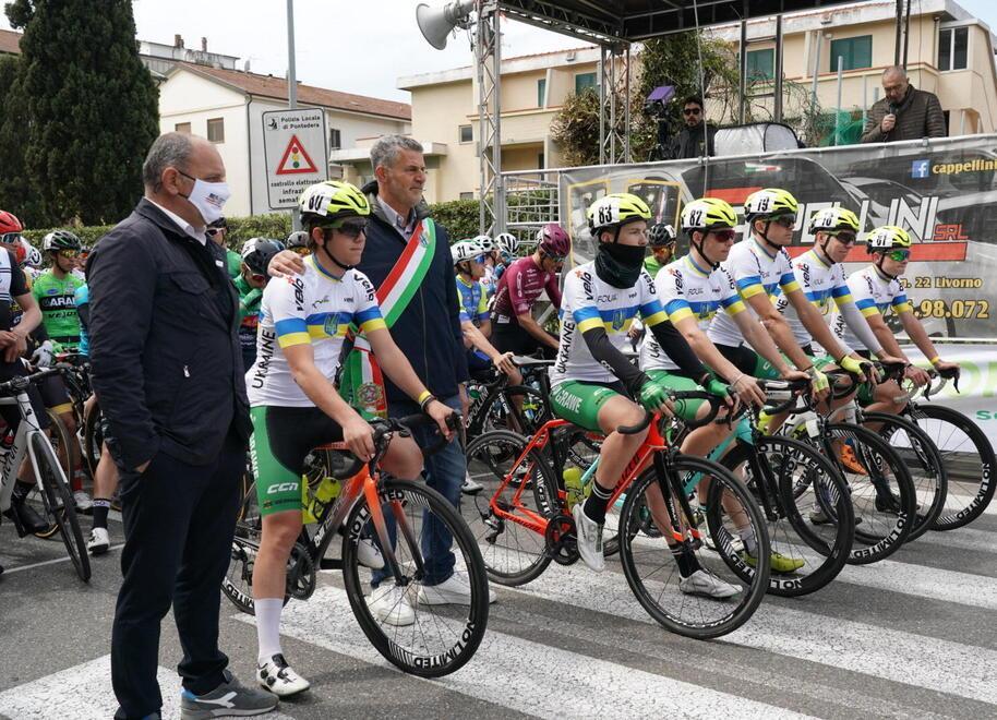Ciclisti ucraini in prima fila alla partenza del Gran premio città di Pontedera, organizzato dall’Unione sportiva Juventus Lari, insieme al consigliere comunale con delega allo sport Emilio Montagnani