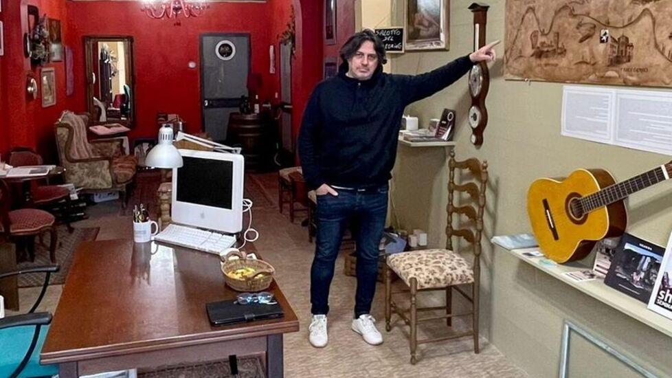 Alessandro Manetti all’interno del Salotto del pellegrino