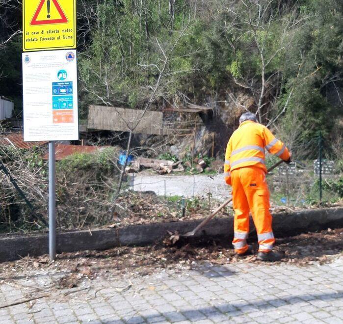 Lavori di pulizia per la strada della montagna seravezzina e per i fiumi Serra e Vezza
