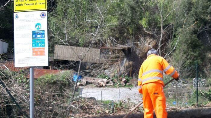 Lavori di pulizia per la strada della montagna seravezzina e per i fiumi Serra e Vezza