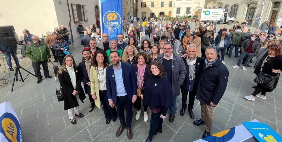 Foto di gruppo alla presentazione della lista “Ale Tomasi sindaco” in piazza Spirito Santo (FOTO NUCCI)
