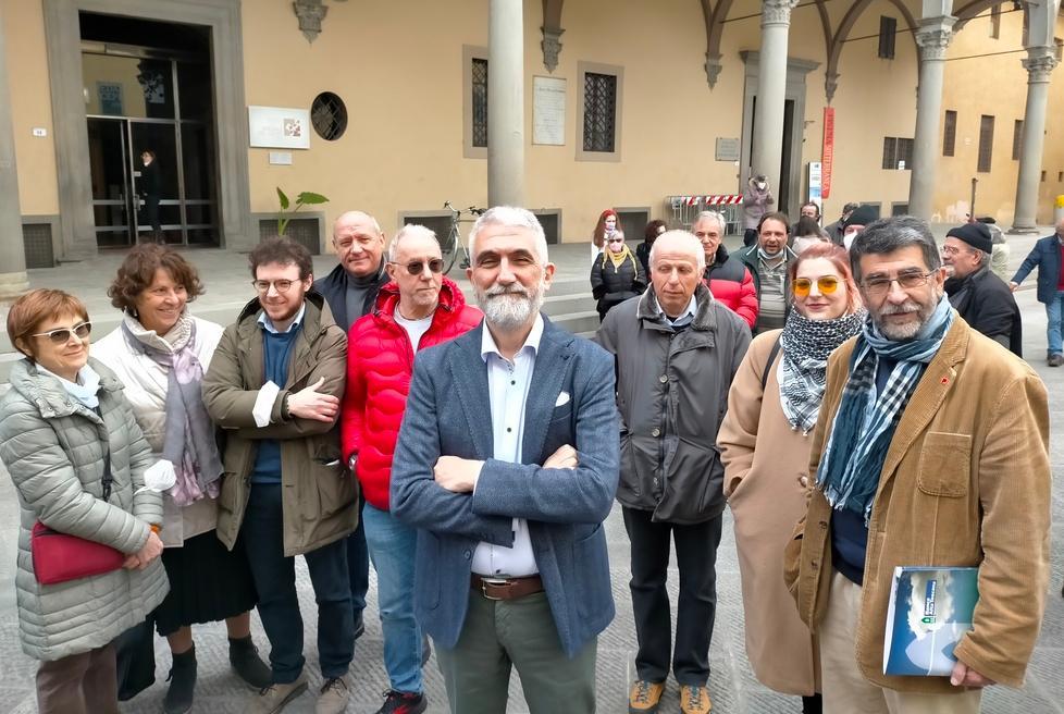 Foto di gruppo davanti al loggiato dell’ex ospedale del Ceppo con Branchetti (al centro)