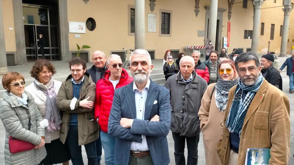 Foto di gruppo davanti al loggiato dell’ex ospedale del Ceppo con Branchetti (al centro)