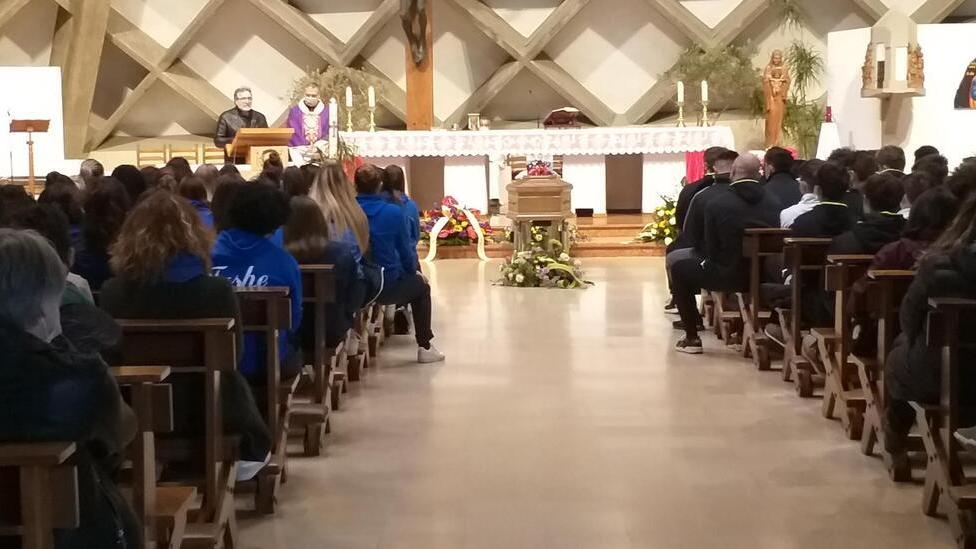 La chiesa della Sacra Famiglia stracolma di amici e famigliari per l’ultimo saluto a Thomas Turini
